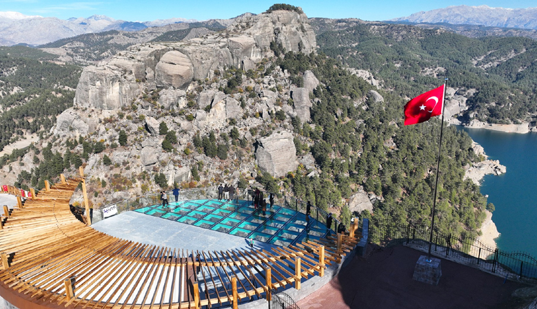 Ali Kayası Cam Teras, Ziyaretçilerin Beğenisini Kazanıyor