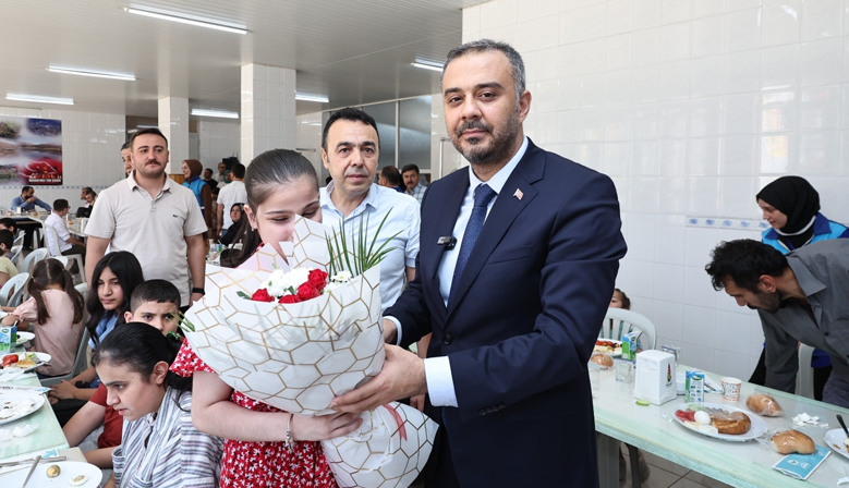 Başkan Toptaş, özel çocukların karne heyecanına ortak oldu